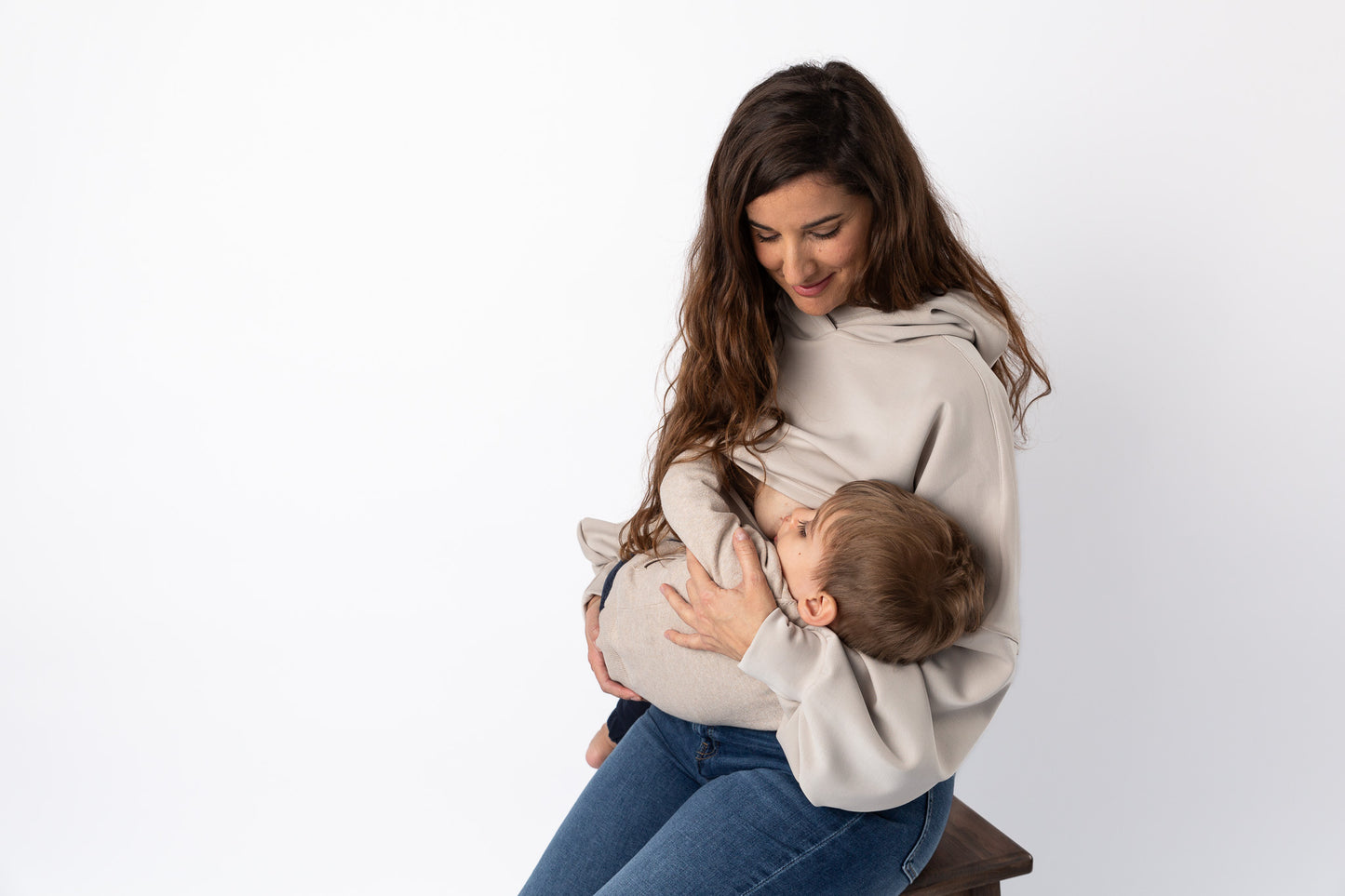 Sudadera de lactancia KSENIYA arena | Ropa de lactancia elegante y de calidad