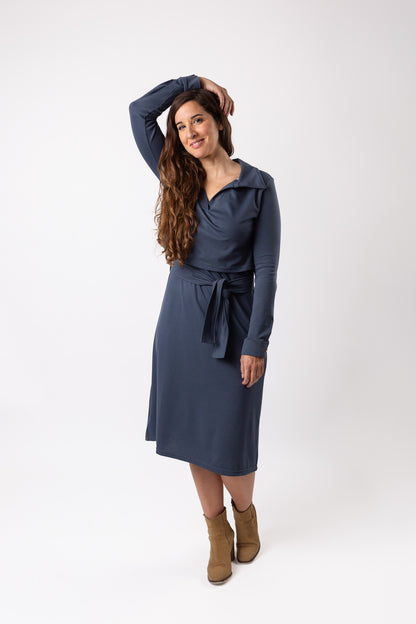 VESTIDO DE LACTANCIA SOFÍA | AZUL ACERO  | Ropa de lactancia sostenible y elegante